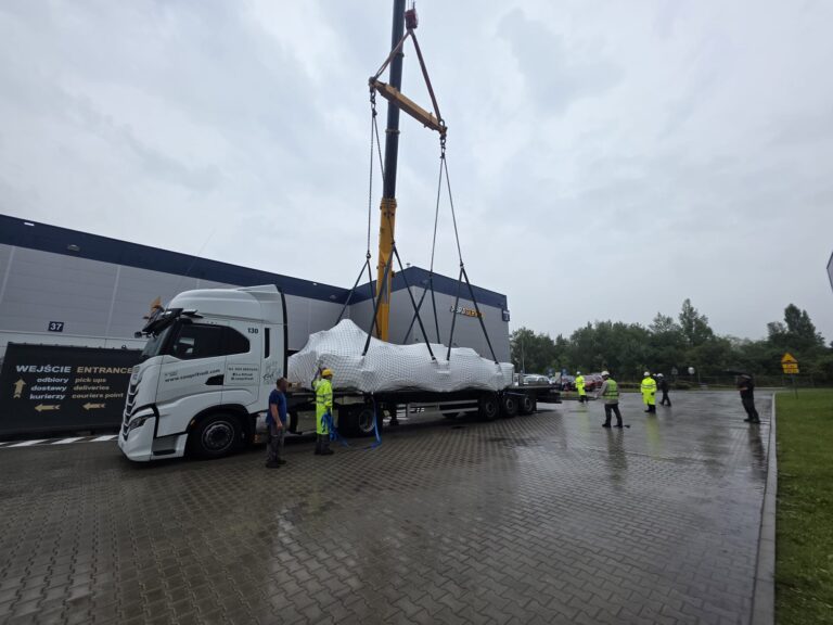 Rozładunek wielkogabarytowej maszyny przemysłowej z&nbsp;naczepy w&nbsp;ramach transportu międzynarodowego